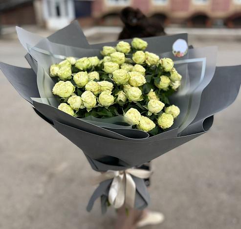 Букет Белые кустовые розы Солинеро в Черняховске