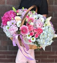 Композиция солнечный день в Черняховске Цветочная композиция из Розы, Хризантемы, Пионы и Лизиантусы в корзине в Черняховске