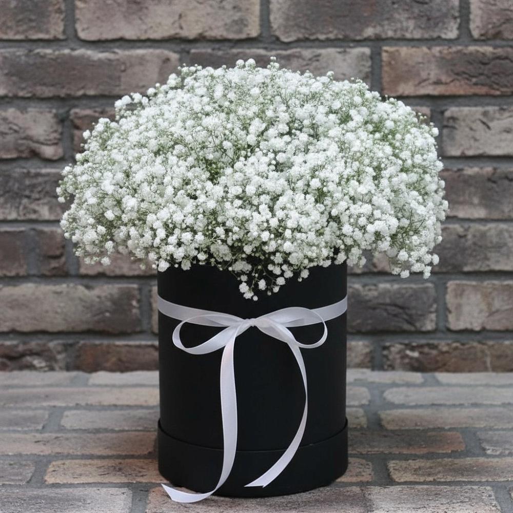 Цветочная композиция из Гипсофила в шляпной коробке в Черняховске