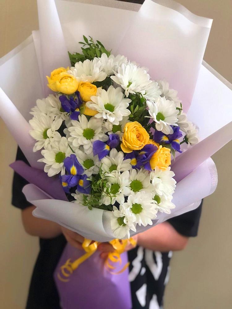 Букет цветов из: Ирисы, Хризантемы и Розы в Черняховске
