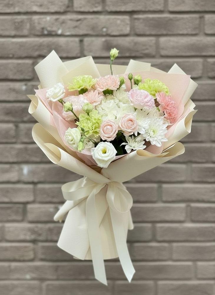 Букет цветов из: Гвоздики, Розы, Лизиантусы и Хризантемы в Черняховске