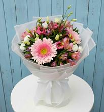 Букет цветов из:  Герберы, Альстромерии и Лизиантусы в Черняховске