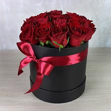 Цветочная композиция из Розы в шляпной коробке в Черняховске