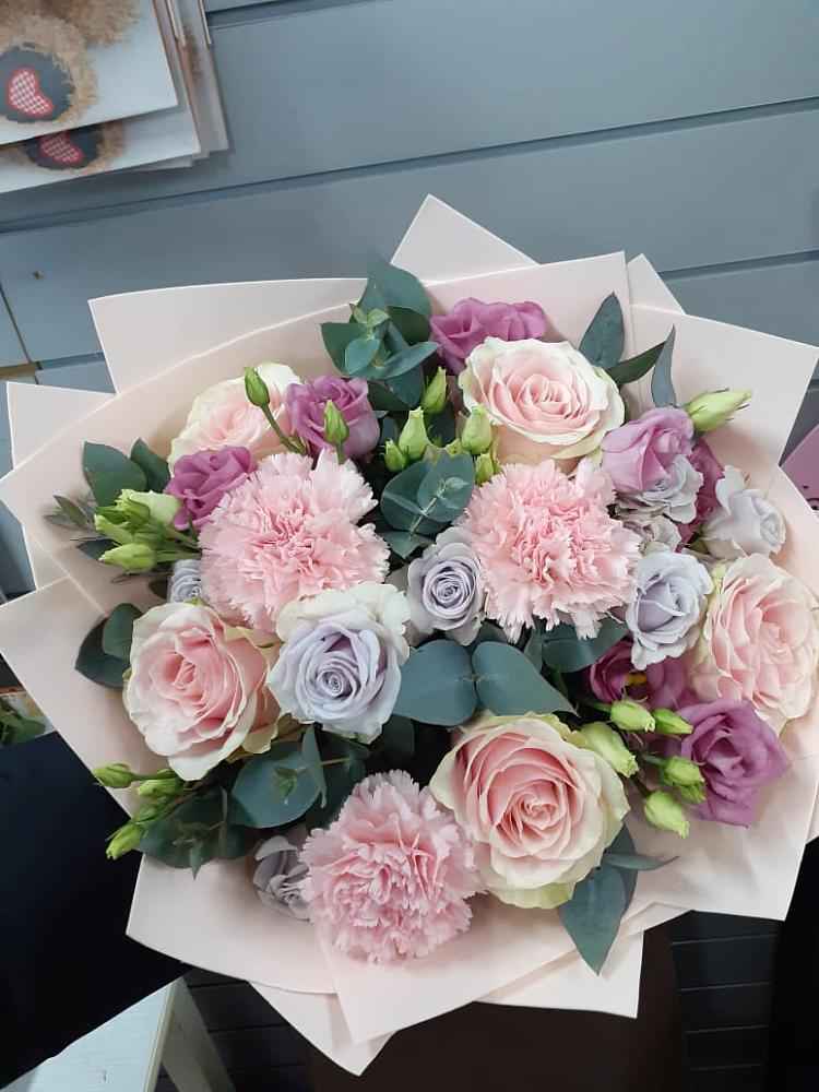 Букет цветов из: Розы, Гвоздики и Лизиантусы в Черняховске